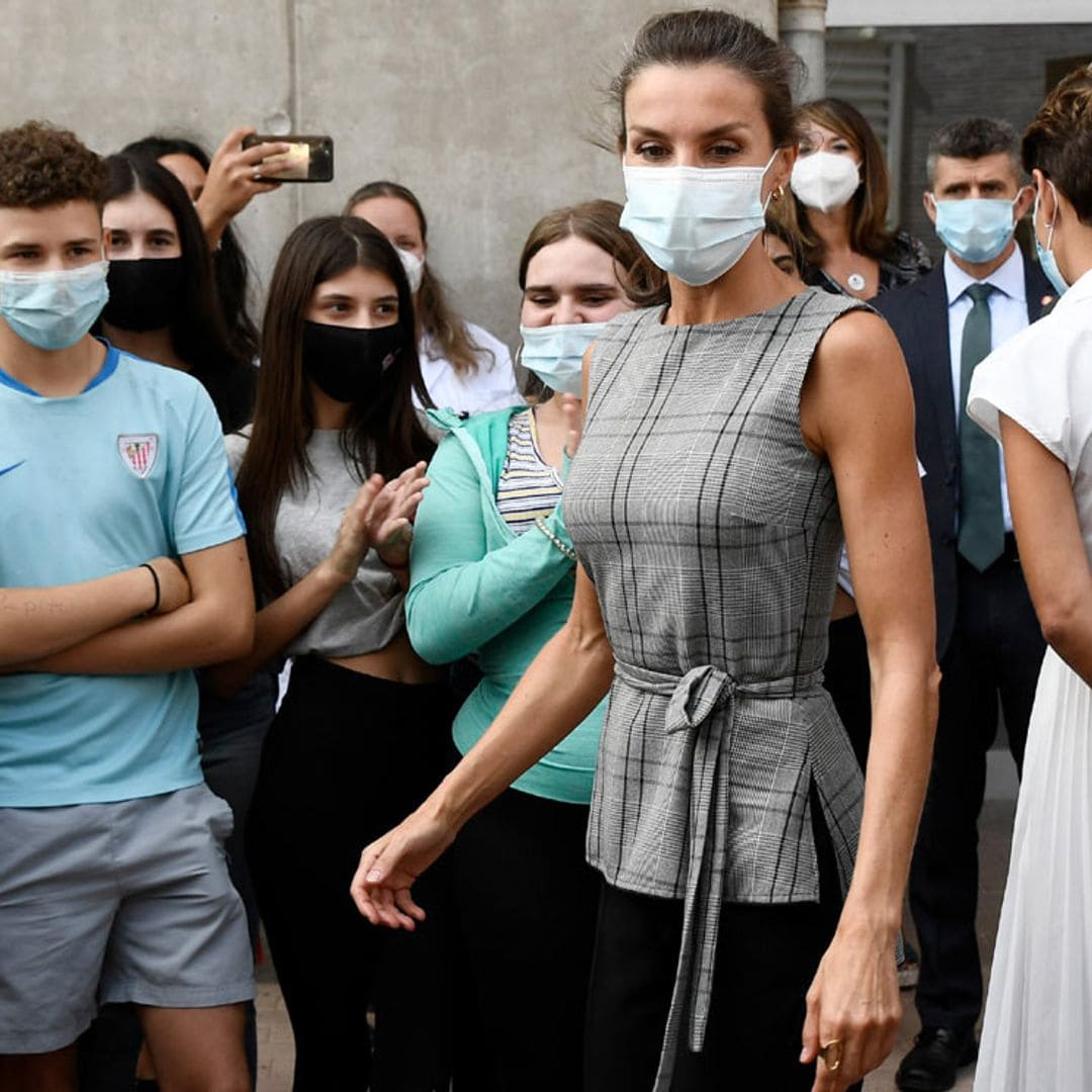 Doña Letizia: dos actos en centros educativos y dos tipos de mascarilla