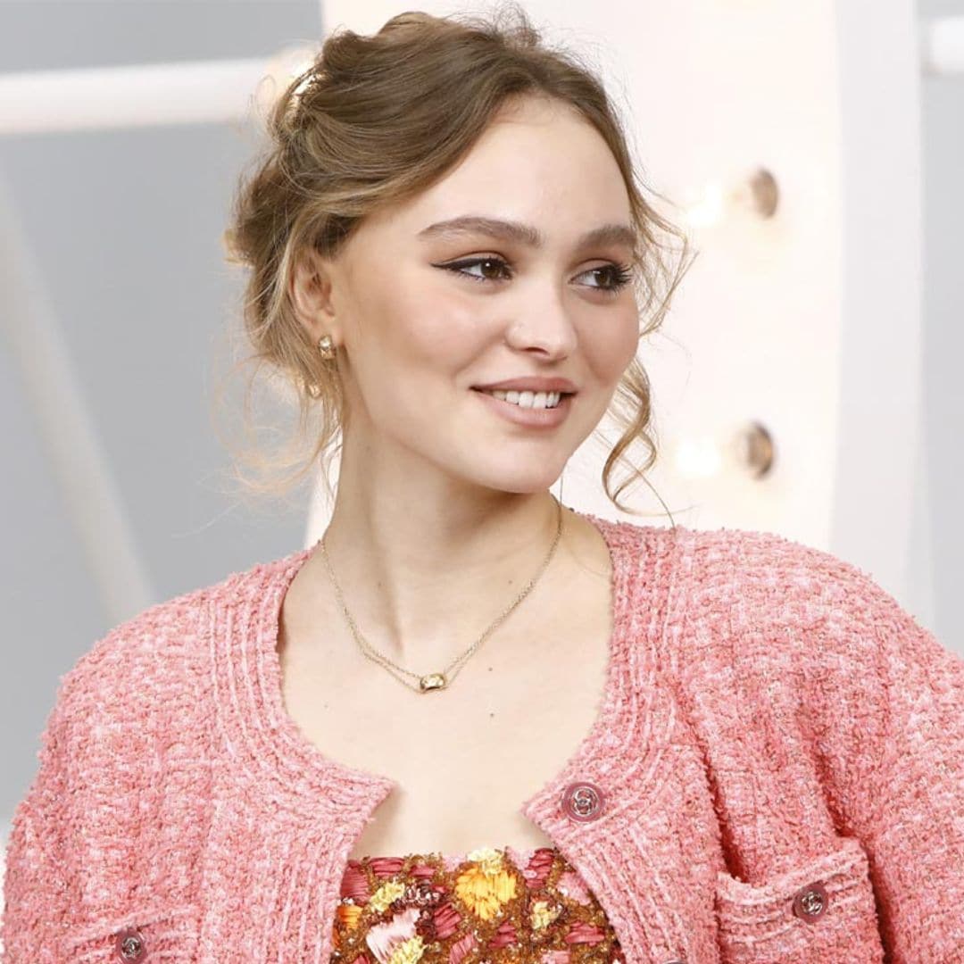 Las sandalias de tacón cómodo que han unido a Lily Rose Depp y Carrie Bradshaw