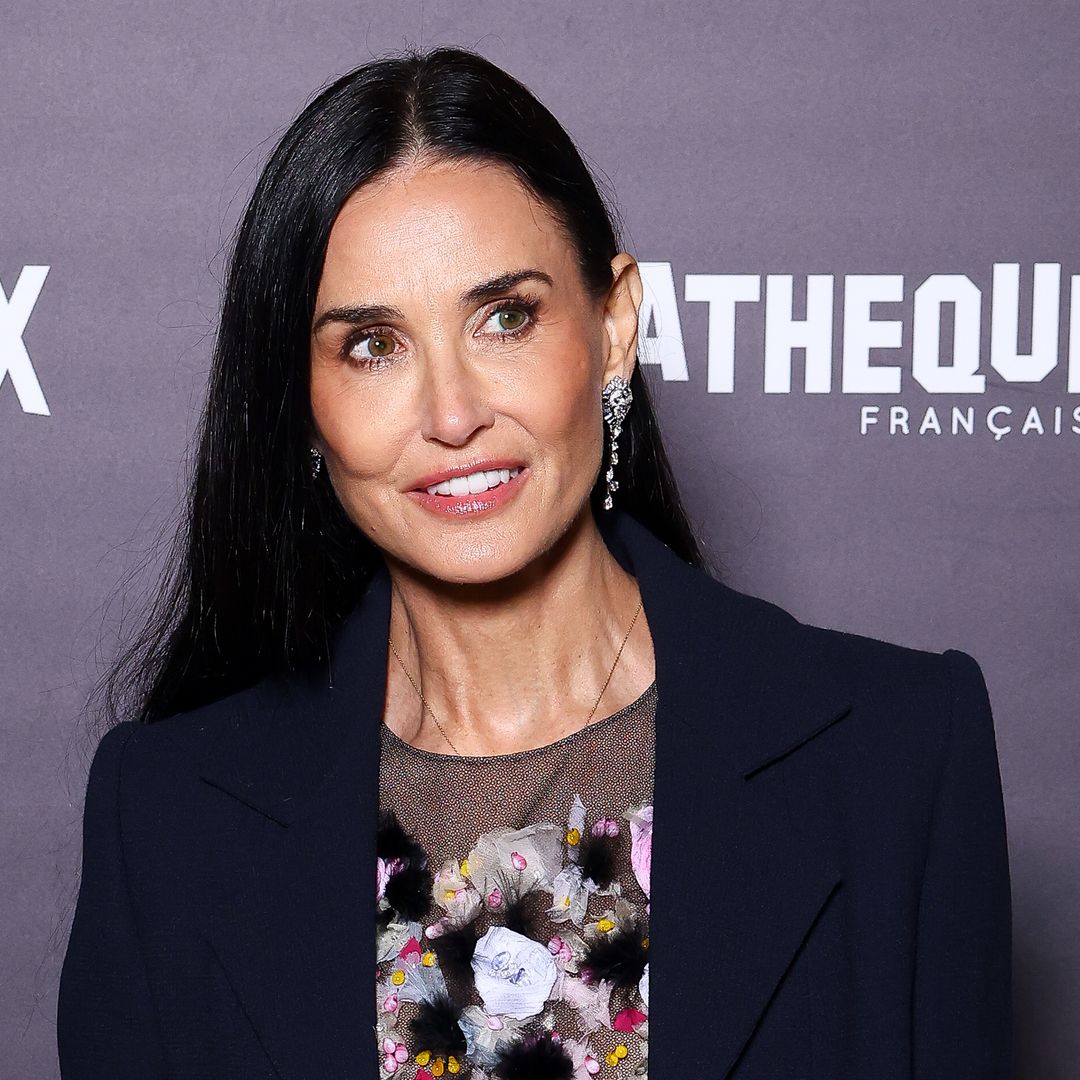 Demi Moore estrena 'La sustancia' en París con un fascinante vestido de tul repleto de flores de organza y plumas