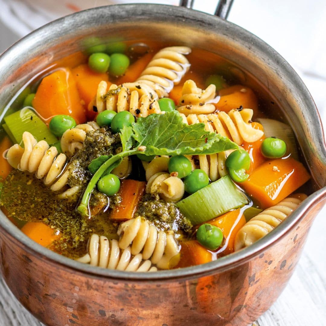 Sopa de espirales y verduras con un toque de pesto