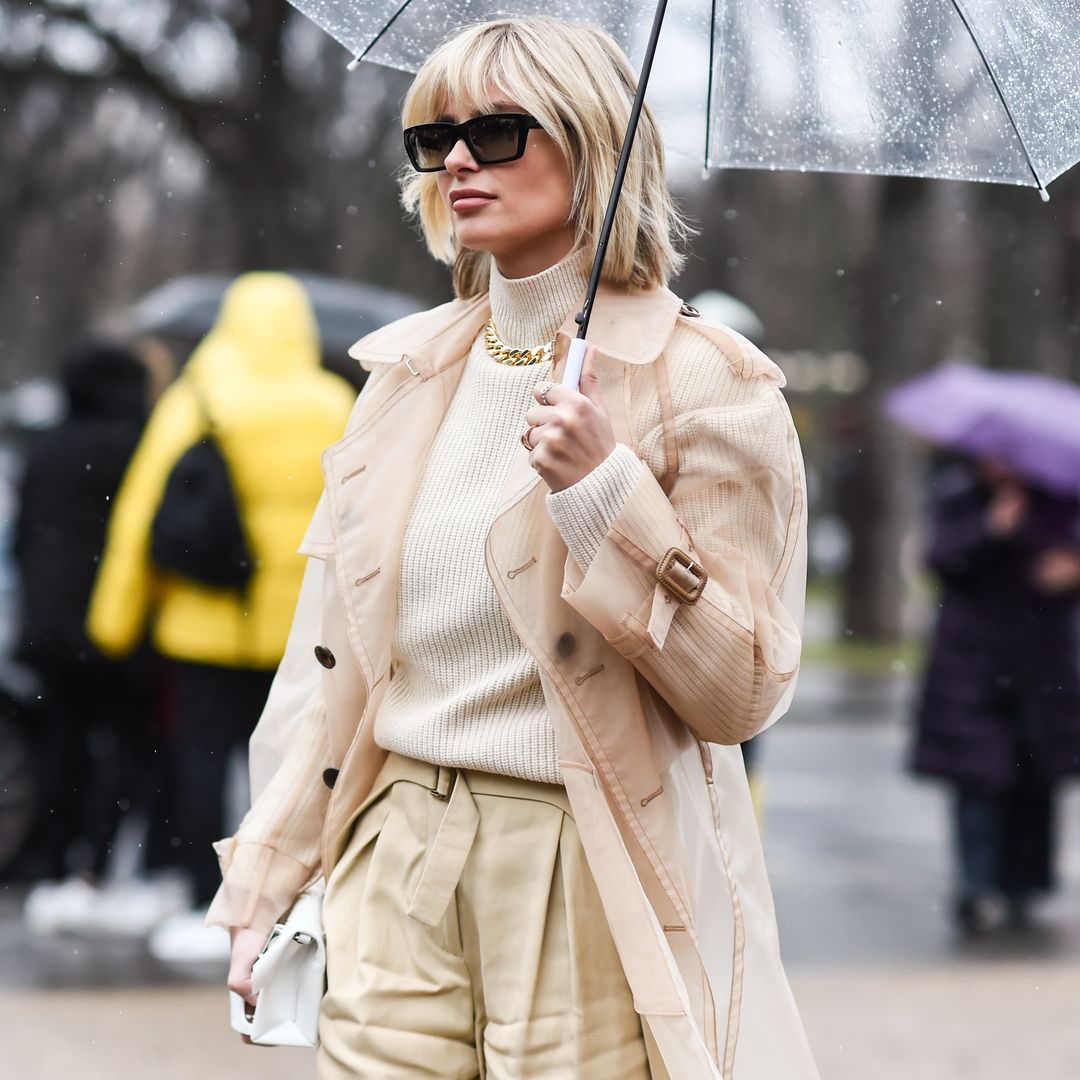 Looks impecables para los días de lluvia: gabardina y botas de agua al rescate