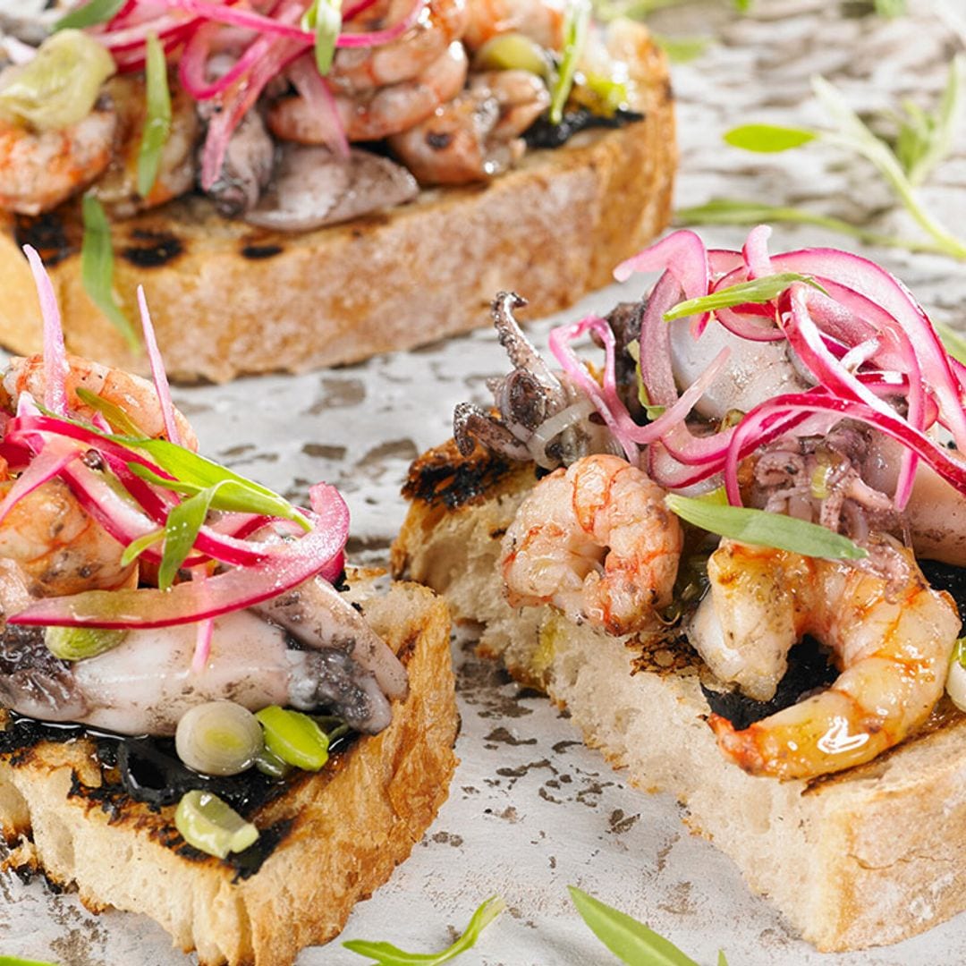 Tostas con chipirones, gambas y paté de ajo negro