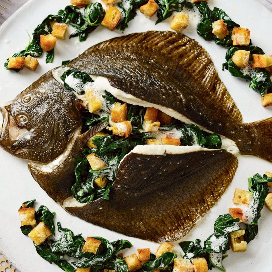 Rodaballo al horno con espinacas a la crema y picatostes