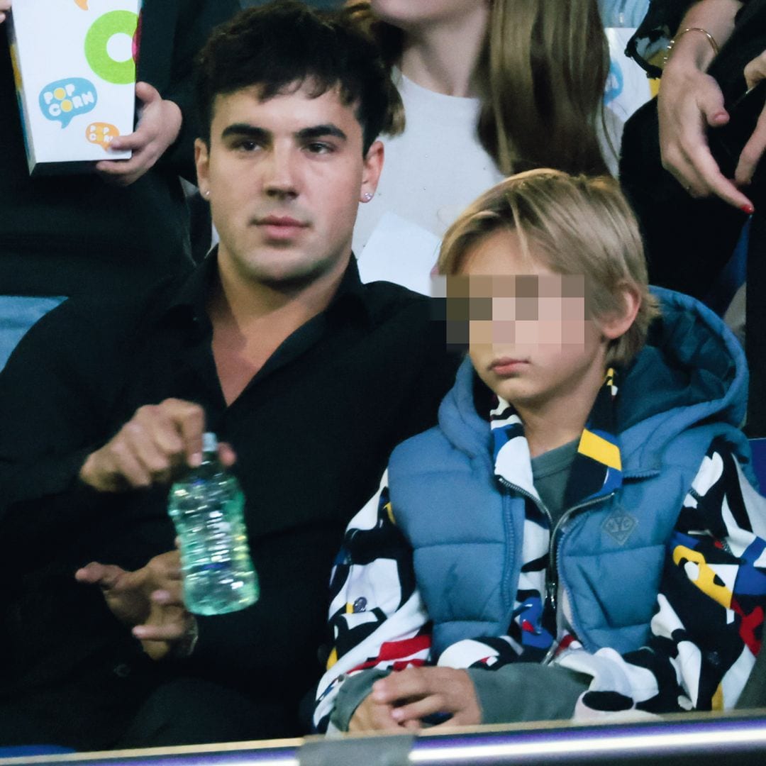 Óscar Casas con su hermano pequeño en el concierto de Ana Mena