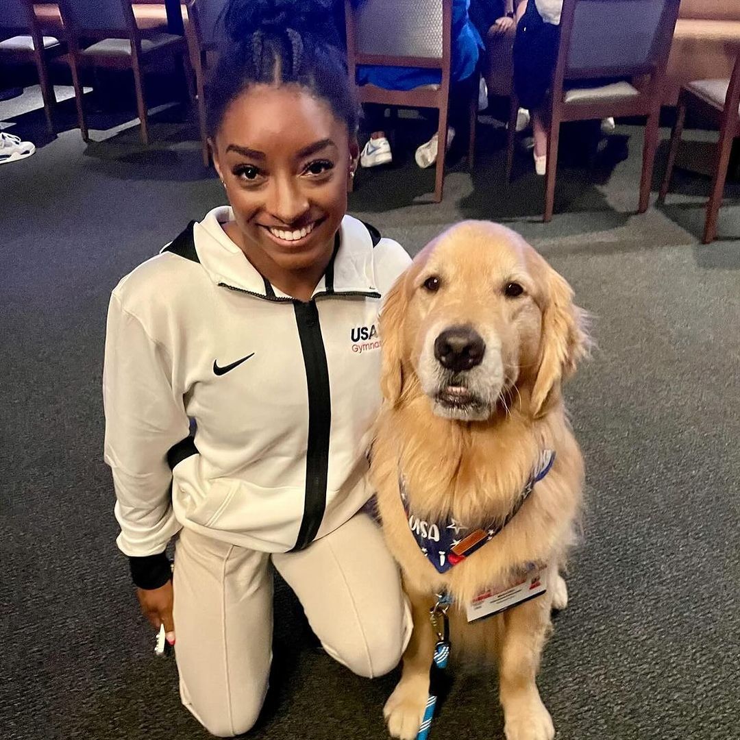 Te presentamos a Beacon, el Golden Retriever que se ha vuelto el mejor apoyo para Simone Biles y sus compañeras