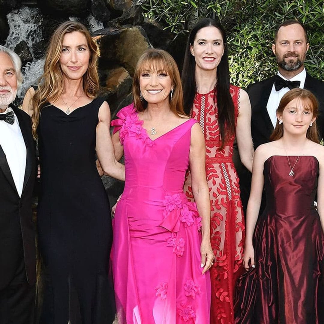 Jane Seymour posa radiante con su novio, tres de sus hijos y su nieta Willa en una cita muy especial