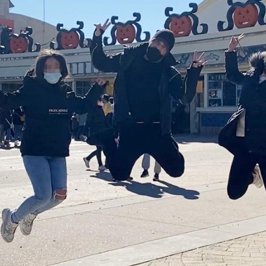 David Bustamante disfruta de un 'día perfecto con mis chicas' entre atracciones y recuerdos de la infancia