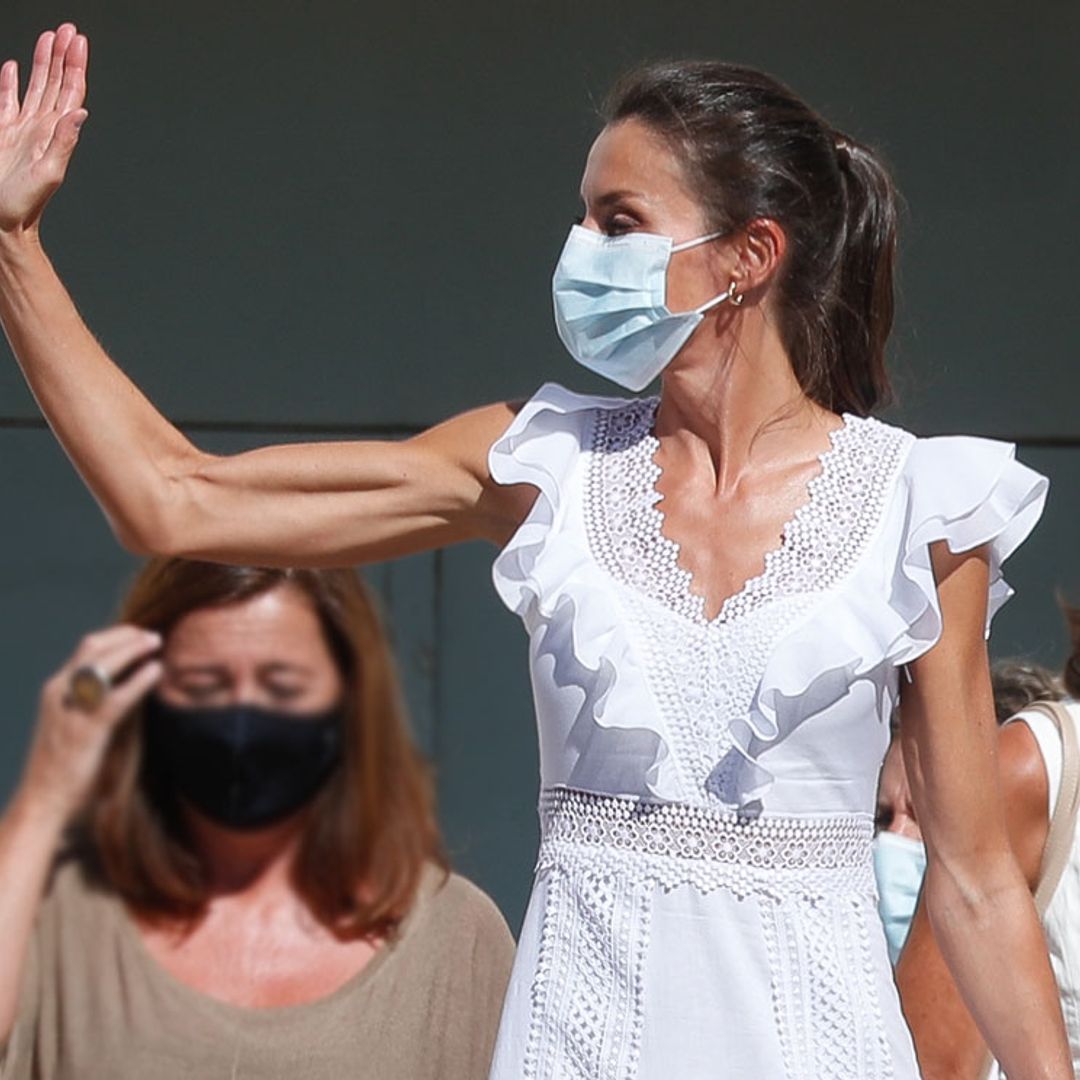 La Reina cambia de estrategia en Ibiza con su vestido largo y estrena diseñadora