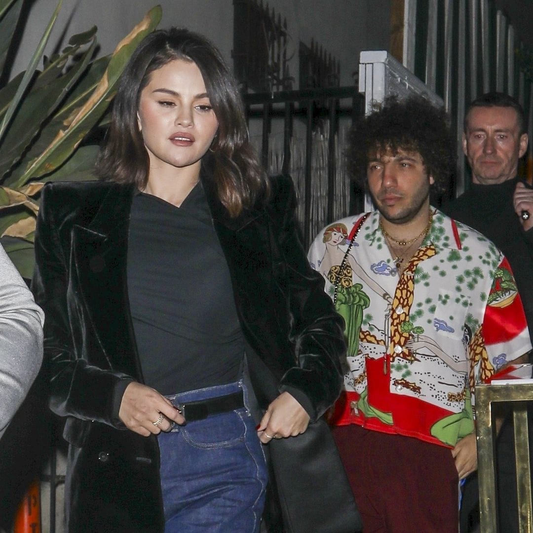 Selena Gomez conquista el 'look' de jeans y 'blazer' para salir a cenar con Benny Blanco