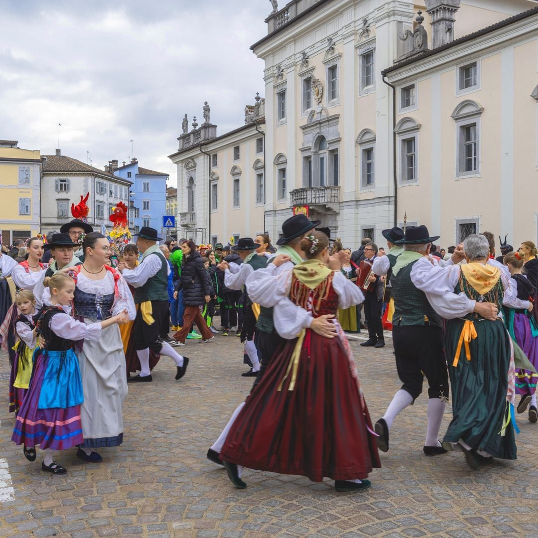 Bailes en la plaza De Amicis, en Gorizia, durante la celebración de GO 2025