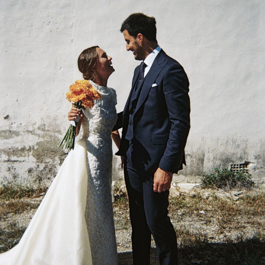 Carla llevó un vestido de novia diseñado por la abuela de su prometido: esta es su historia