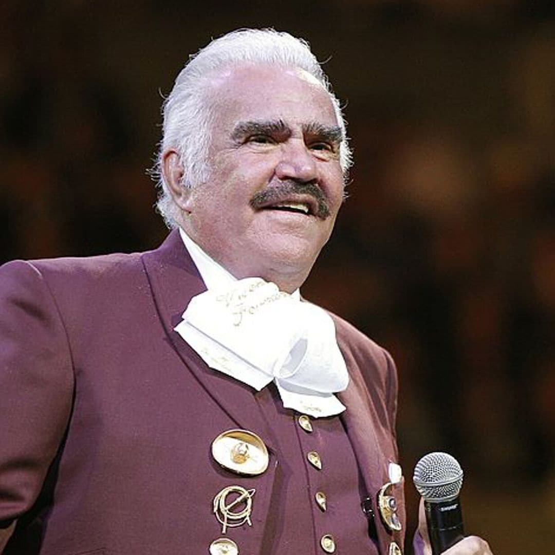 Familia de Vicente Fernández revela que su condición es crítica