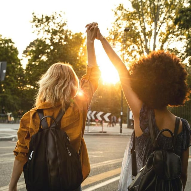 chicas diversidad en la calle paseando con el atardecer 