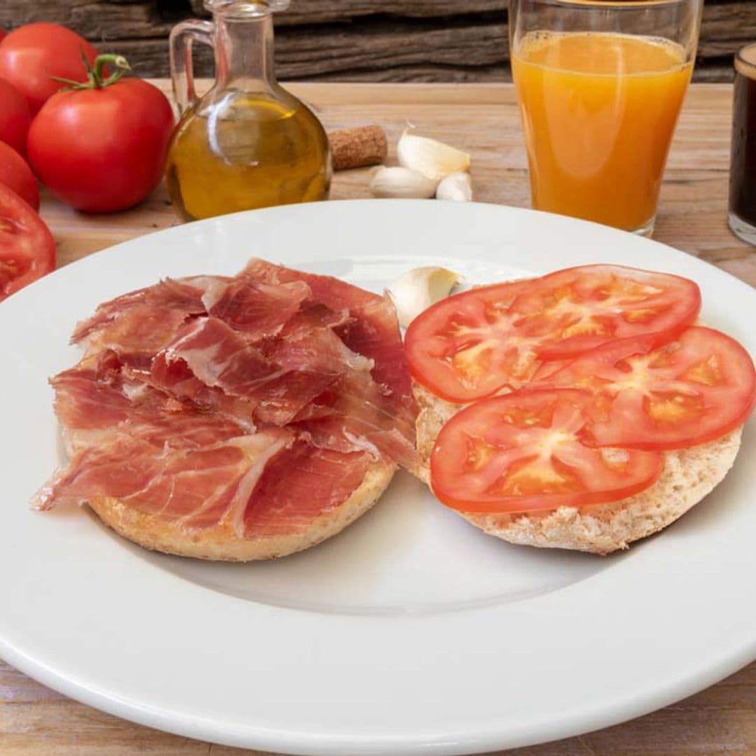 Mollete con jamón ibérico, aceite de oliva y tomate