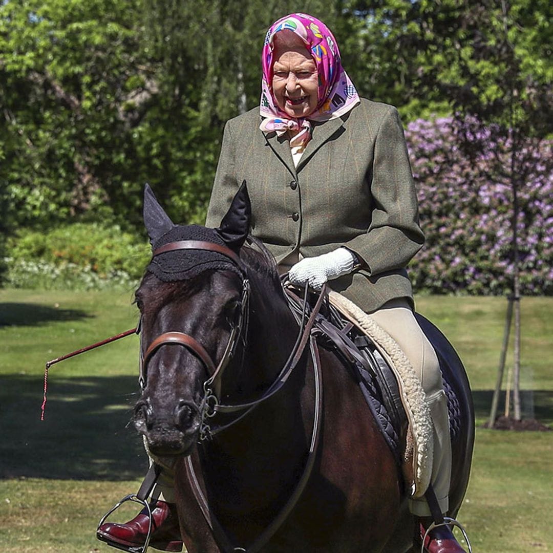 El paseo en poni de Isabel II a sus 94 años