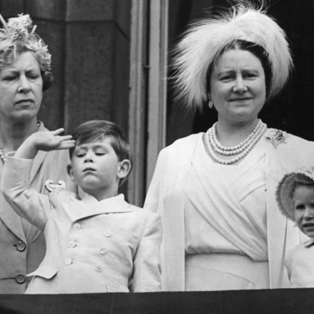 Foto a foto: así ha evolucionado el balcón del Palacio de Buckingham desde que Carlos III era niño hasta su coronación