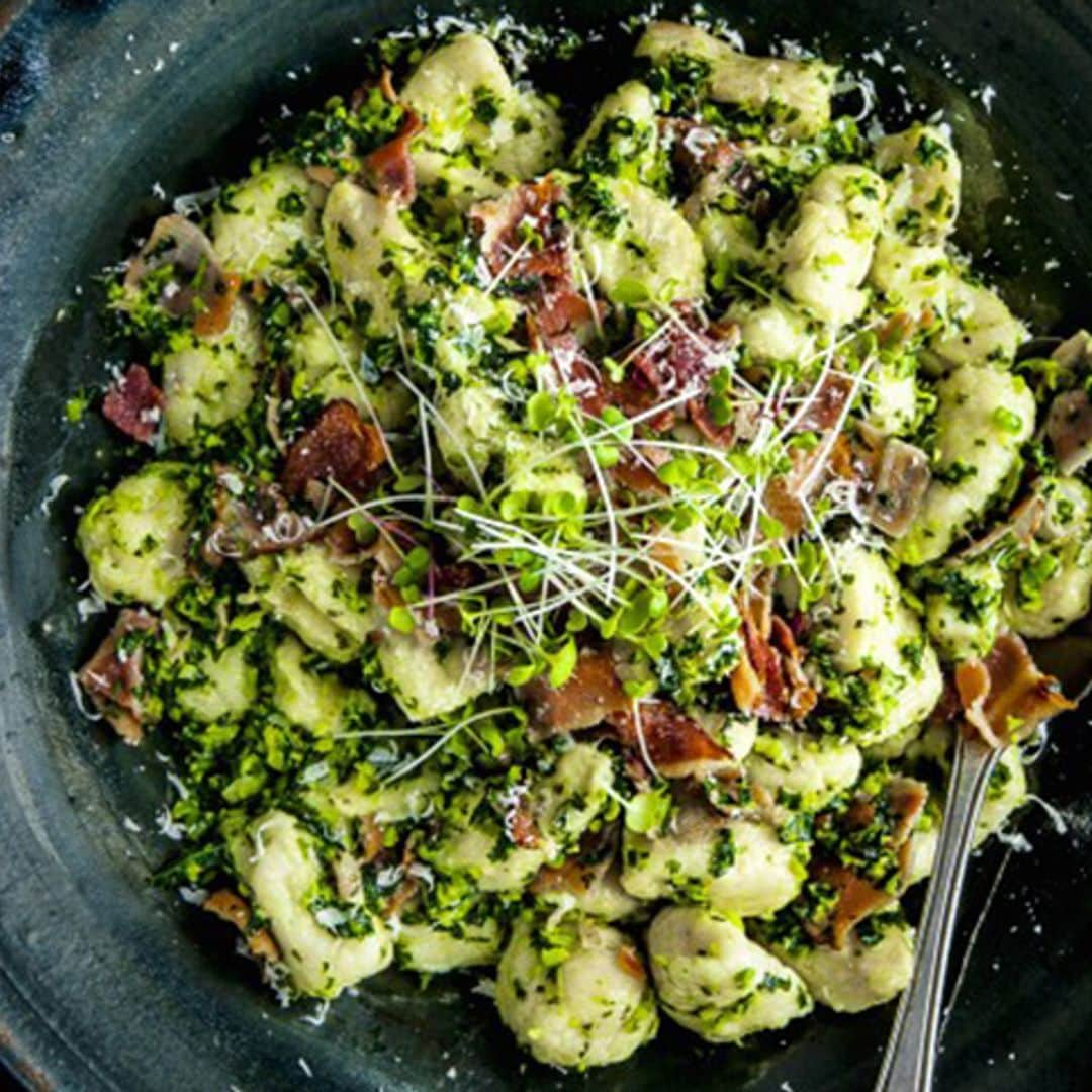 'Gnocchis' de guisantes con kale y jamón