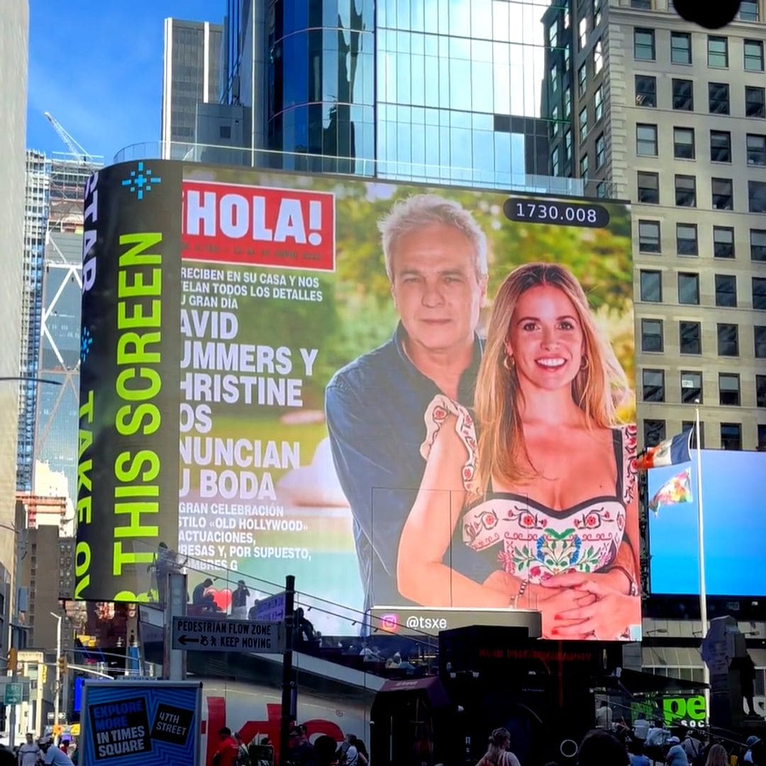 La portada de ¡HOLA! con David Summers y su mujer Christine Cambeiro brilla en lo alto de Times Square