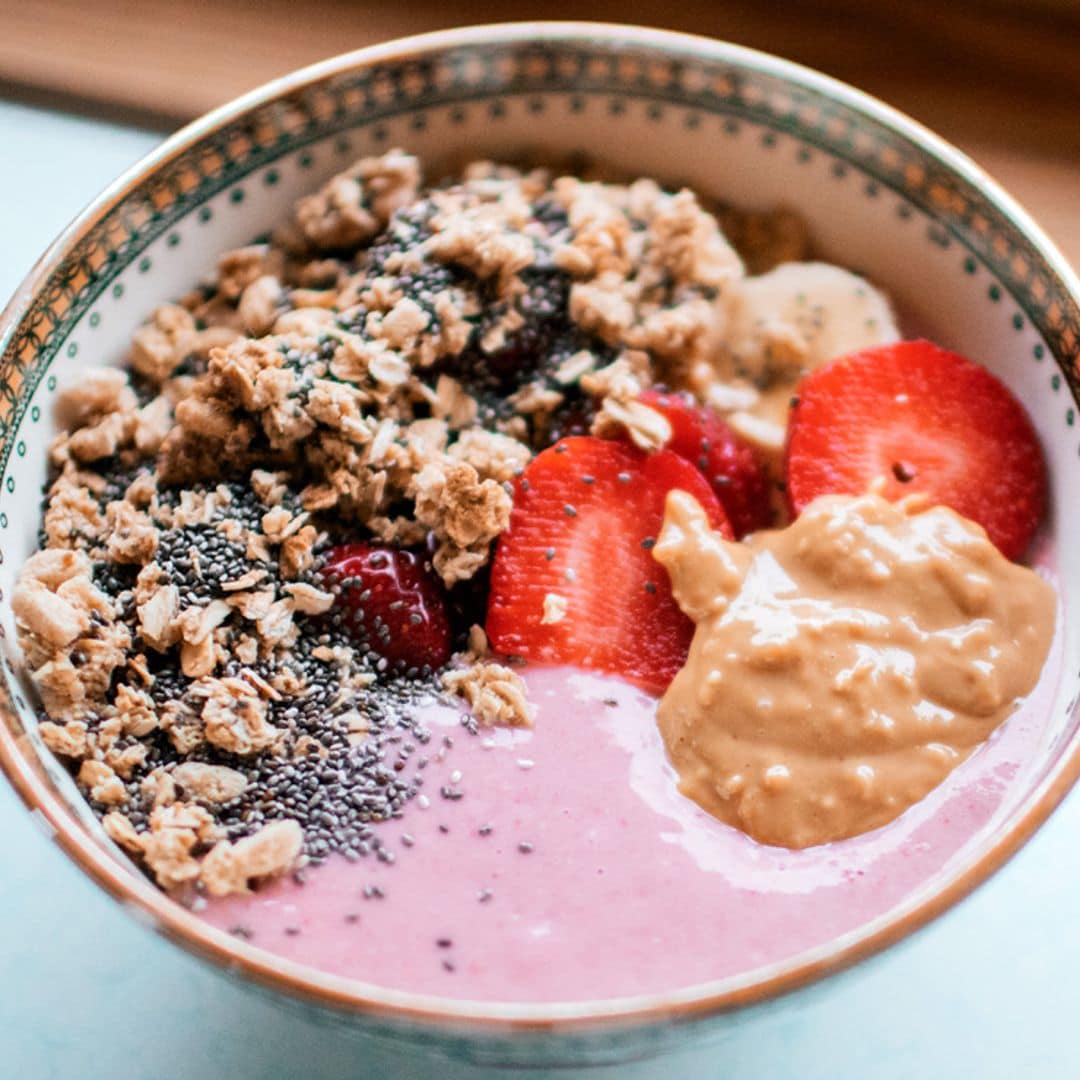 'Bowl' de desayuno con yogur, frutas y crema de cacahuete