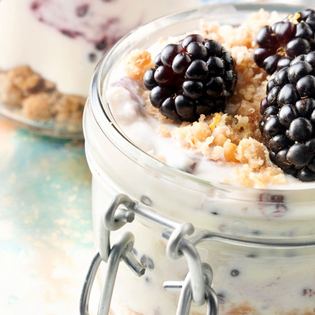 Postre de crema de mascarpone y galleta con moras