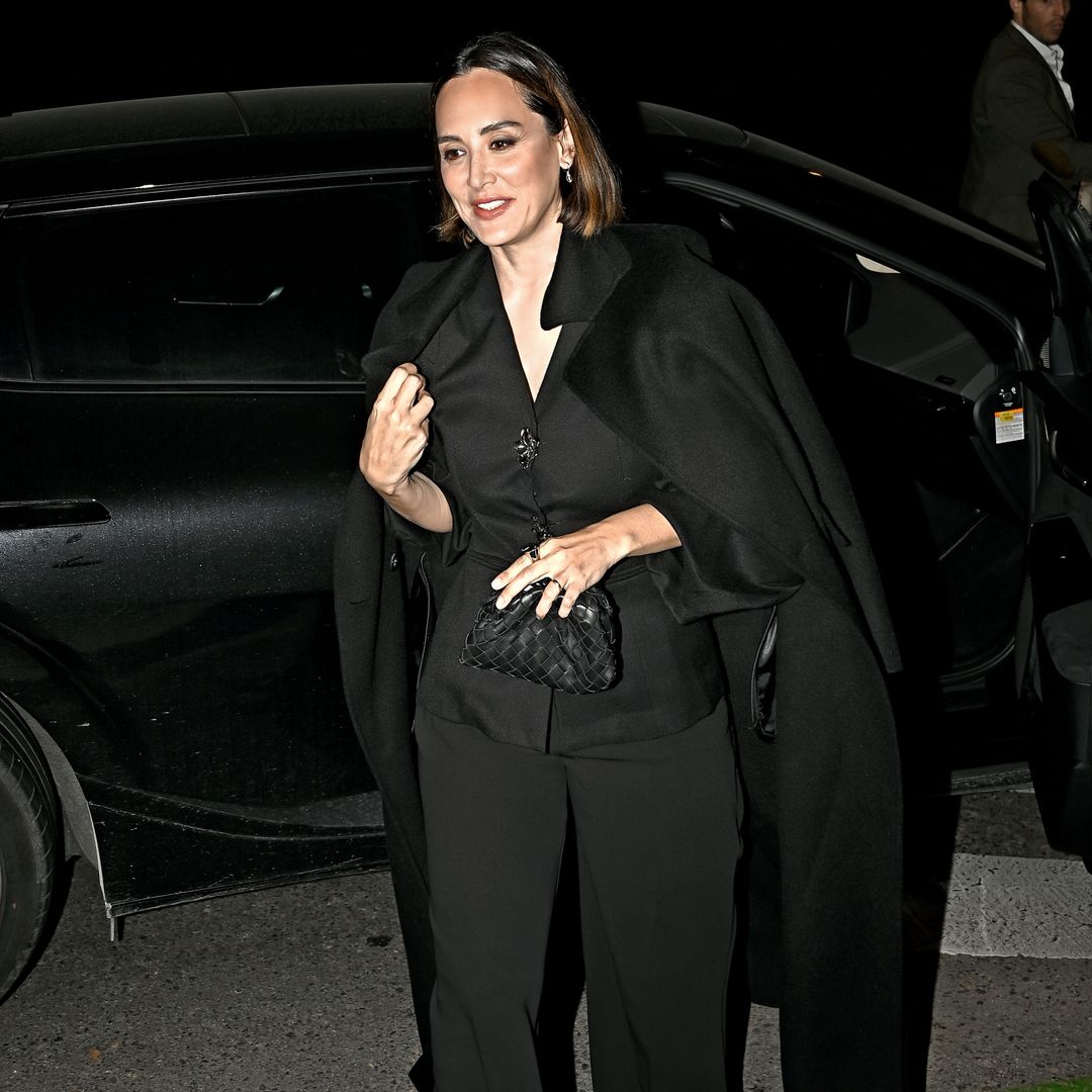 IMÁGENES EXCLUSIVAS. Tamara Falcó, todo al negro: su look ideal para el cumpleaños de su suegra