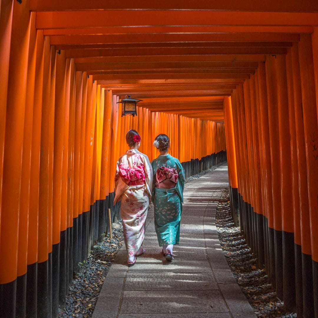 Túnel de toriies en Fushimi-Inari, Kioto, Japón