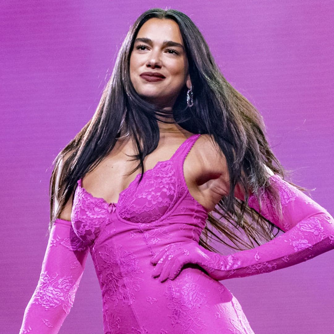 Dua Lipa se supera con el look español más original: corsé y guantes de ópera