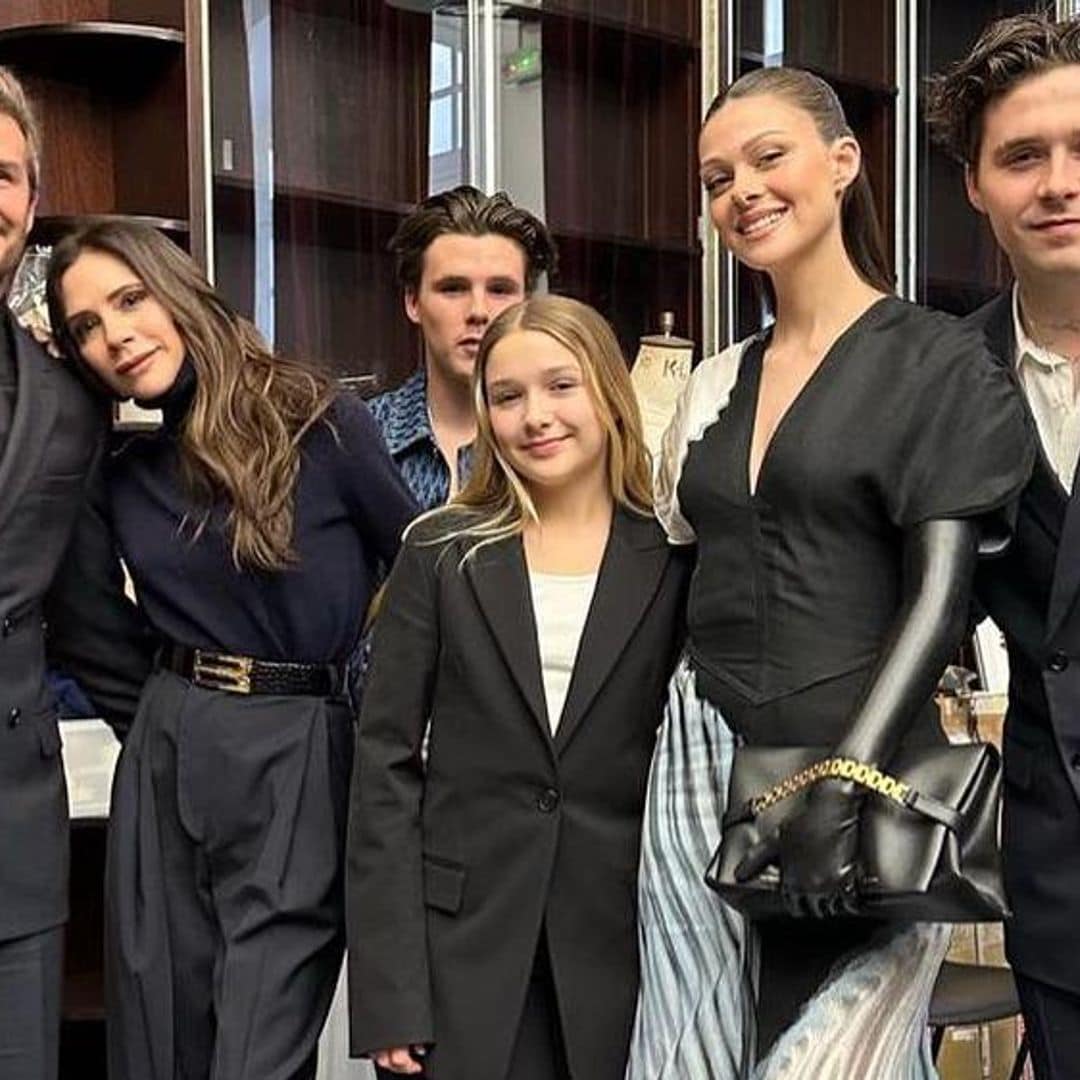 Nicola Peltz demuestra su apoyo a su suegra Victoria Beckham en su desfile en París