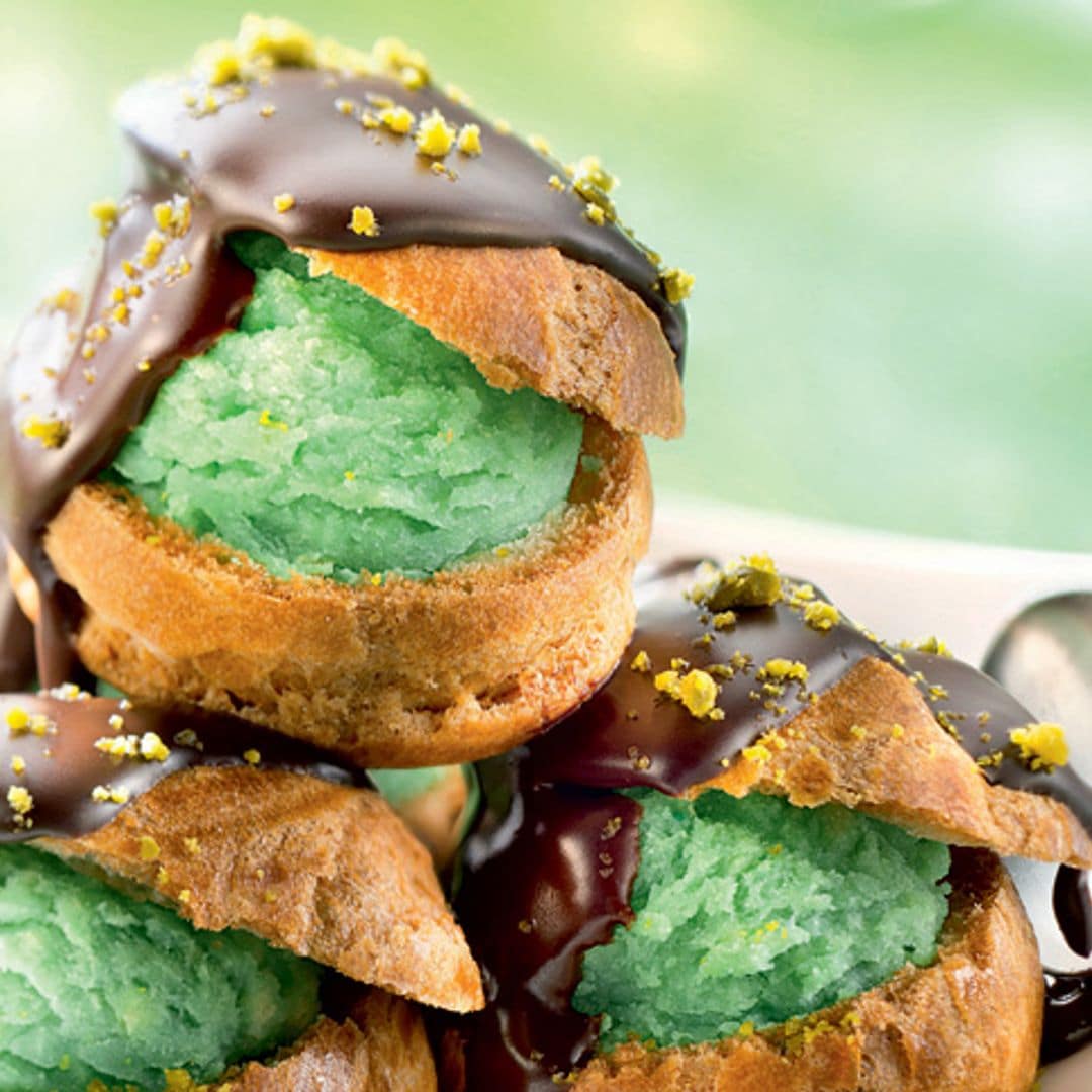 Profiteroles de helado de pistacho