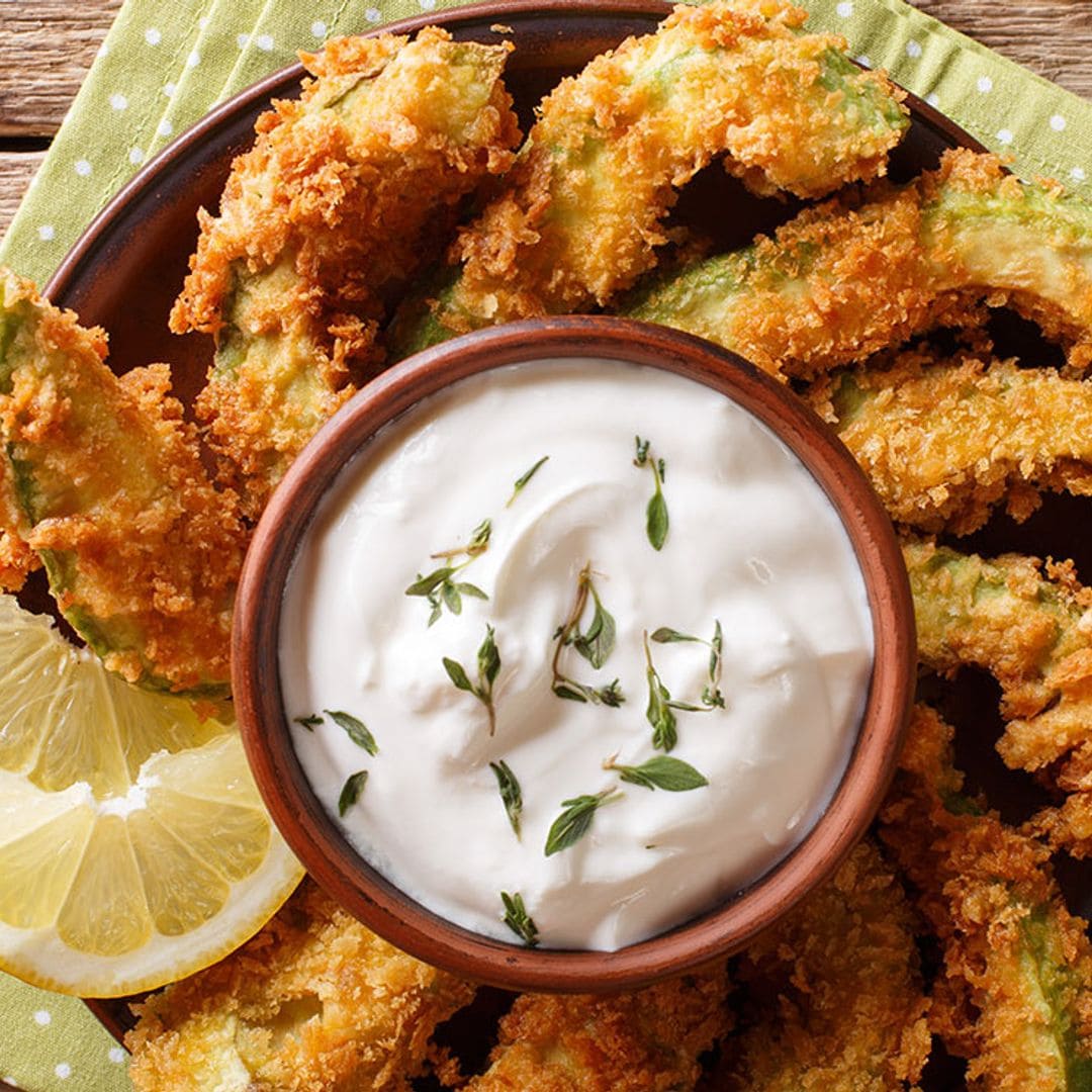 Aguacate crujiente con panko y salsa de queso y yogur