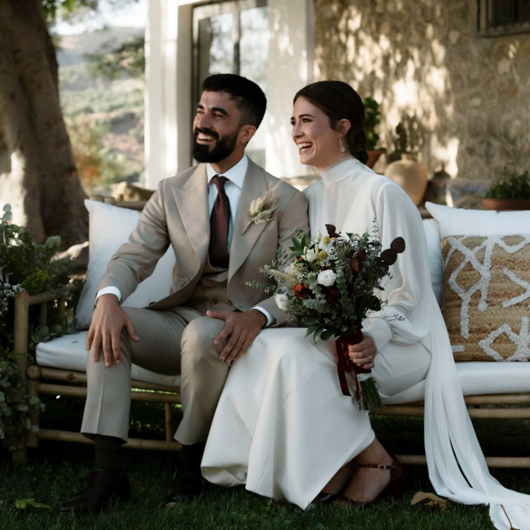 Un vestido de novia desmontable y con lazada en la espalda para la boda de Laura en Córdoba