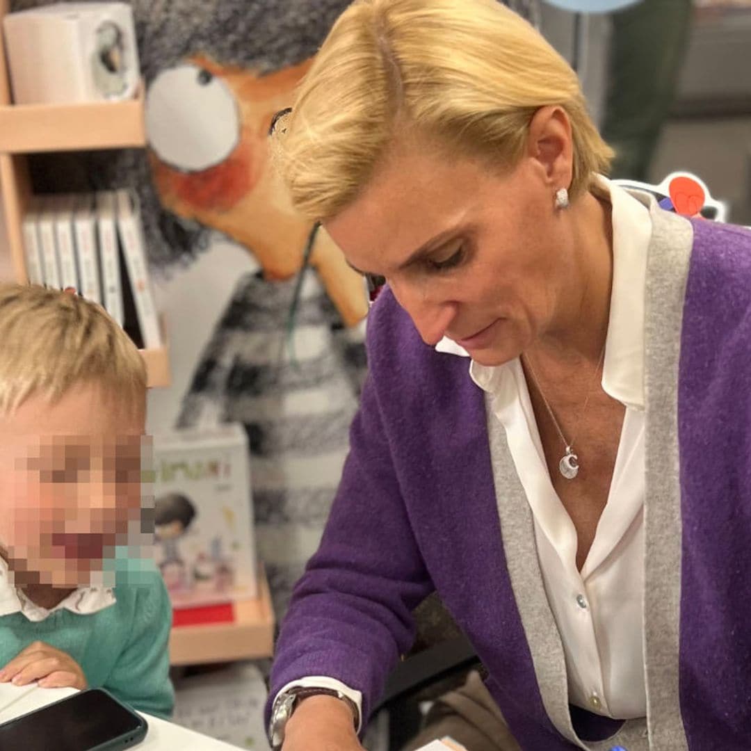 María Zurita firma su libro acompañada por su madre y con el mejor ayudante: su hijo Carlos