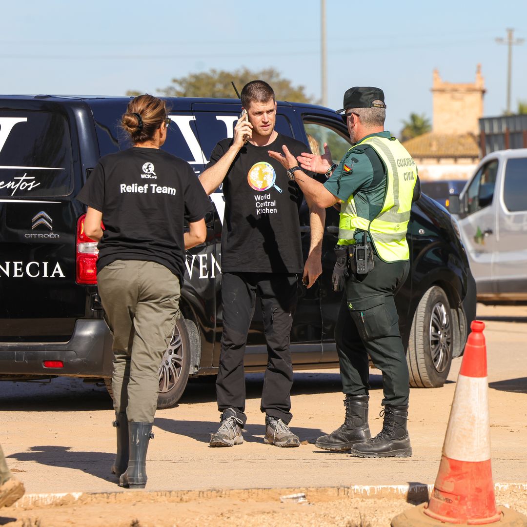 El actor Miguel Bernardeau colaborando con los afectados por la DANA en Catarroja, Valencia. 10 de noviembre de 2024