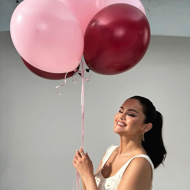 Selena Gomez en el día de su cumpleaños con globos