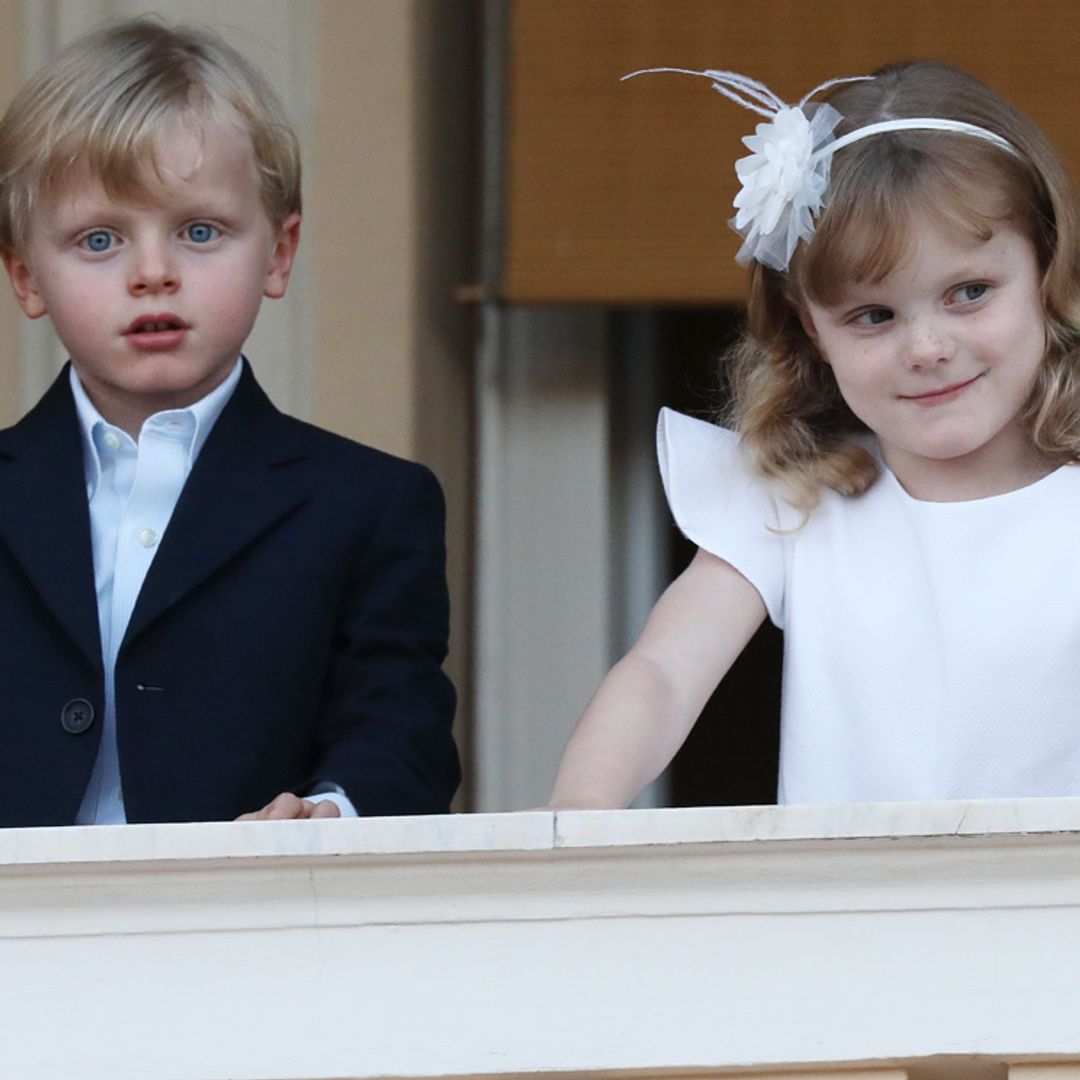 Elegantes y coquetos, Jacques y Gabriella de  Mónaco inauguran el verano desde el balcón Grimaldi