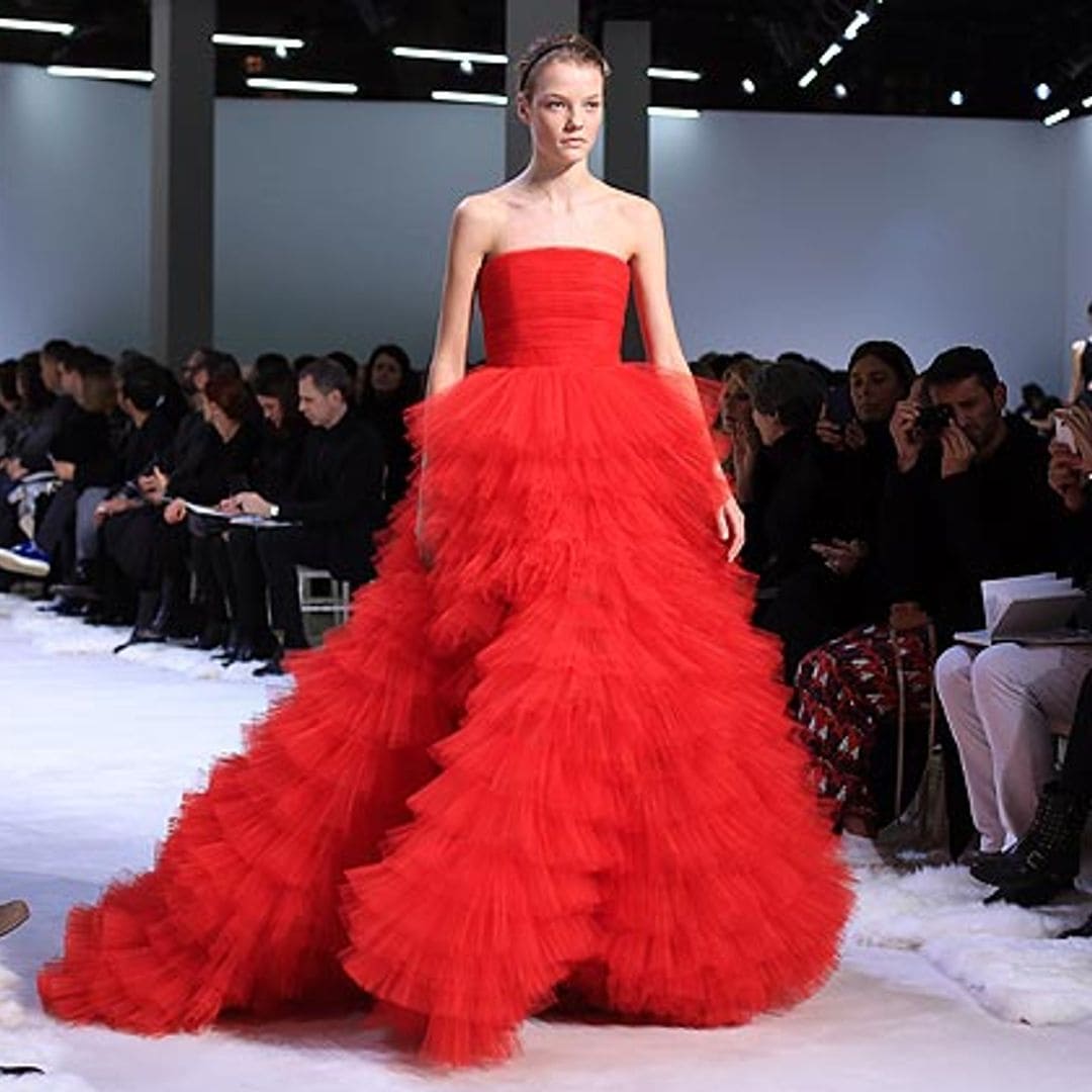 Giambattista Valli, Alexis Mabille… Tarde ‘couture’, entre flores y tules