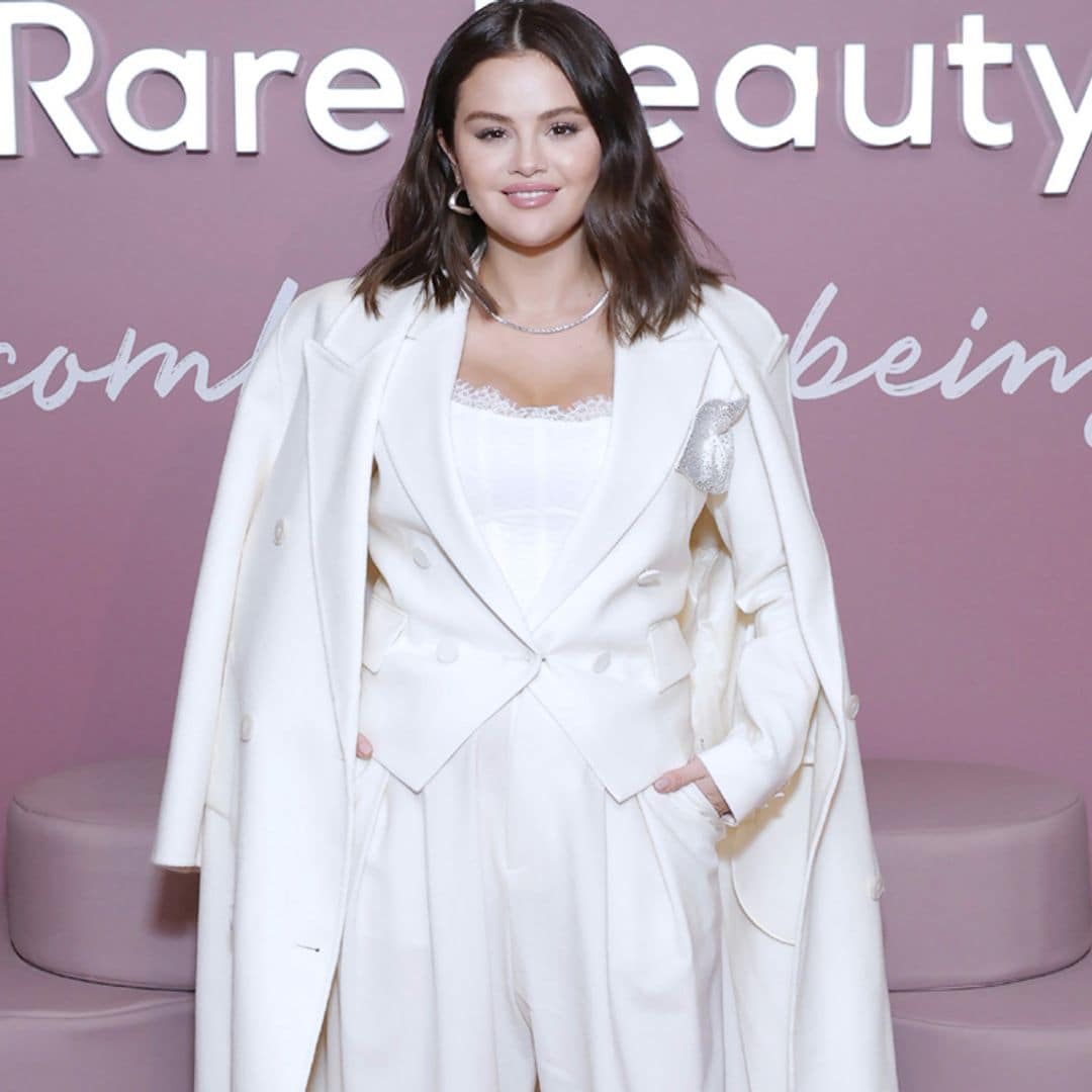 Selena Gomez versiona el traje blanco de las 'royals' y rompe una regla no escrita de moda