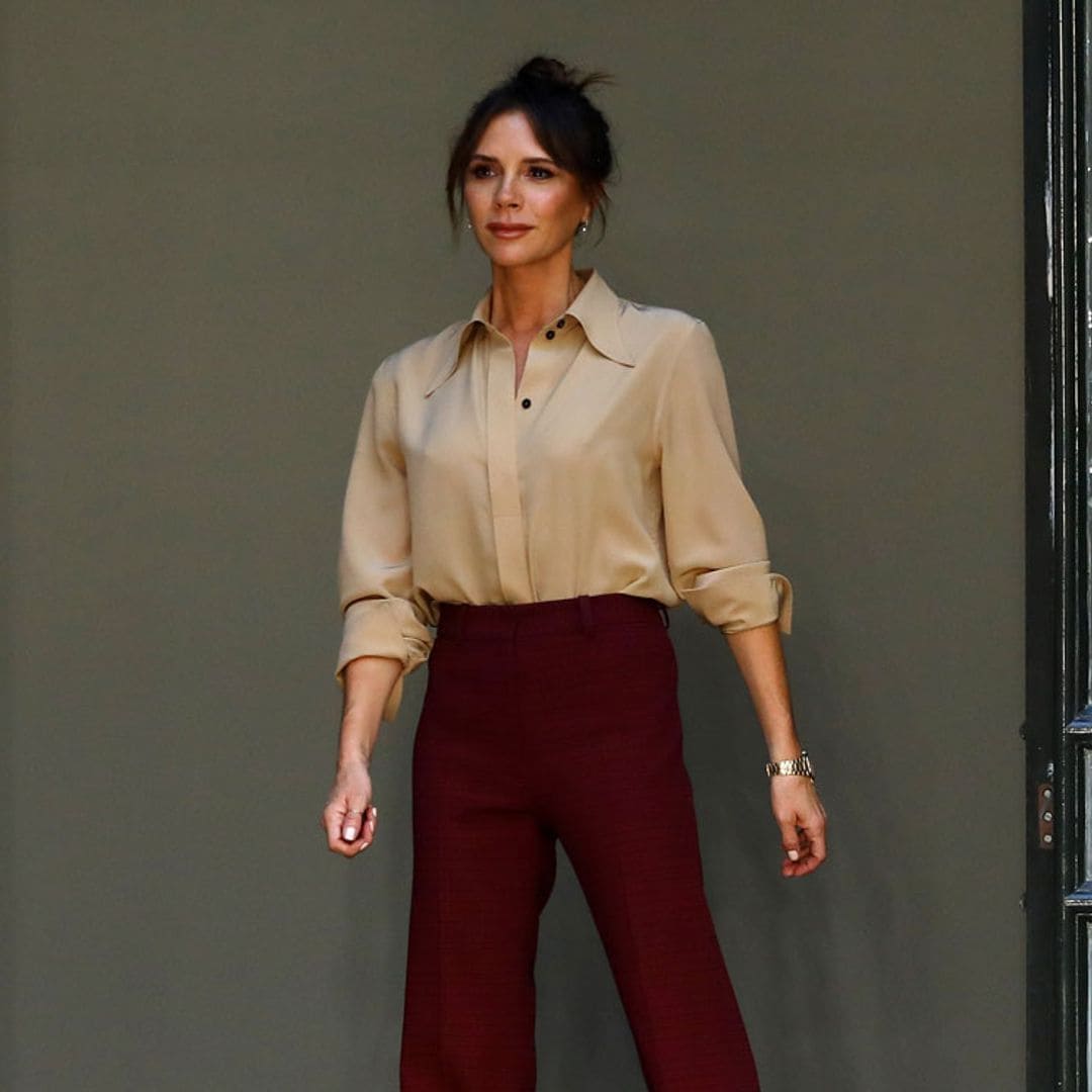 Victoria Beckham diseña la nueva feminidad con impecables trajes y vestidos de volantes