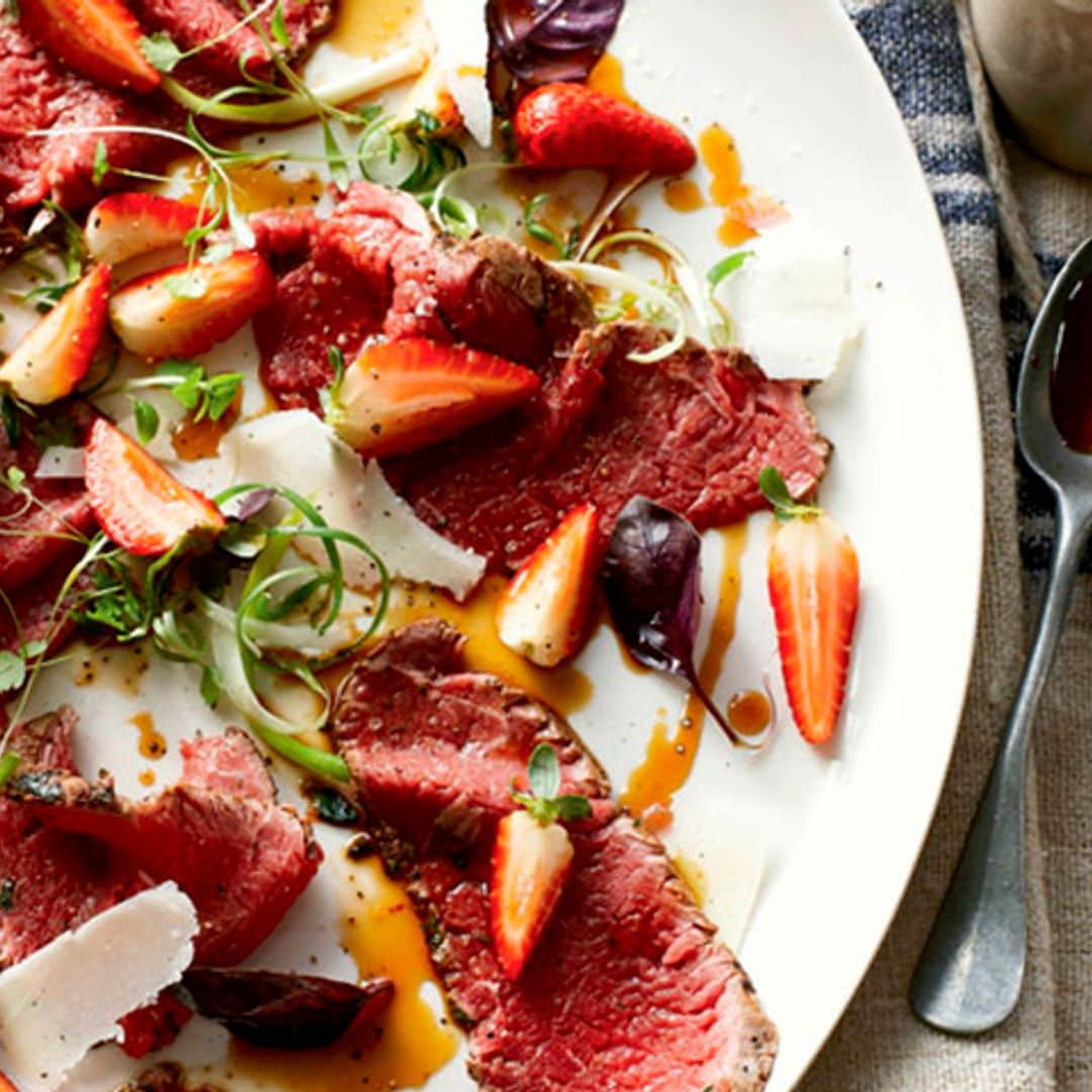 Carpaccio de buey con fresas