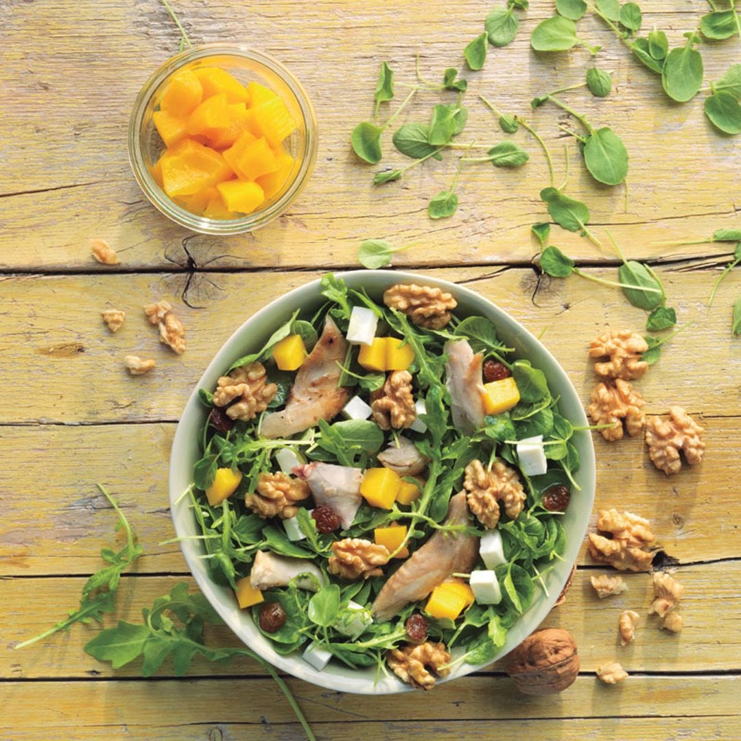 Ensalada de conejo confitado con nueces, berros y rúcula