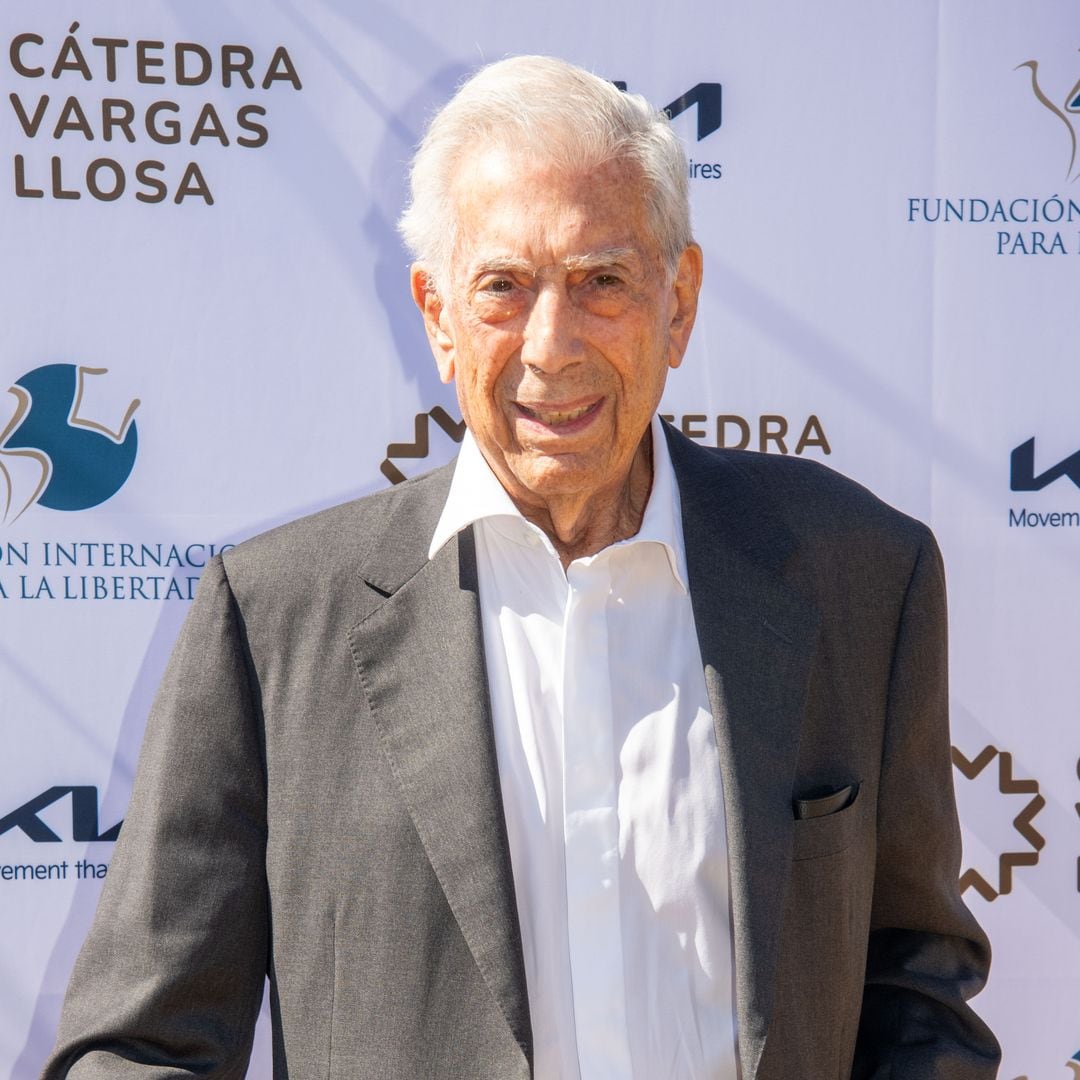 En medio de rumores sobre su salud, Mario Vargas Llosa reaparece de la mano de su exesposa