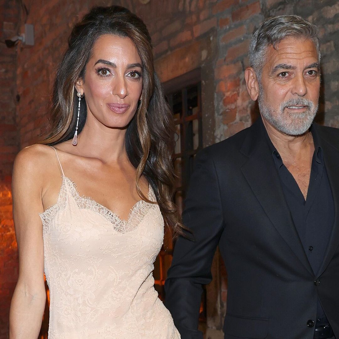 Amal Clooney y el vestido lencero ideal para despedir al verano