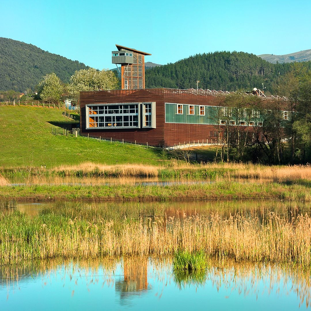 Edificio del Bird Center, en la reserva de la biosfera de Urdaibai, Vizcaya, País Vasco