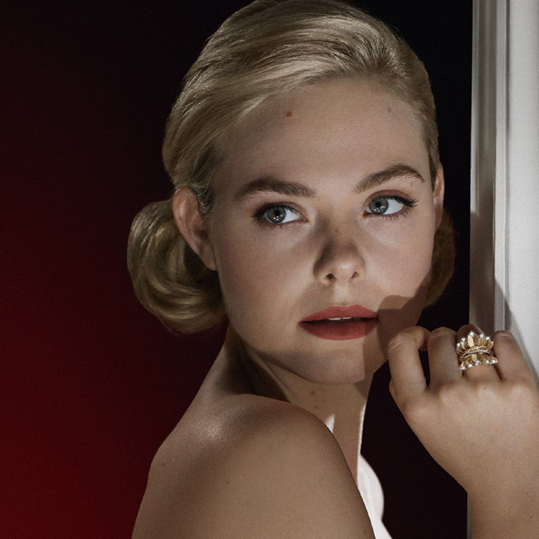 Elle Fanning se transforma en Grace Kelly con un vestido drapeado y joyas de Carolina de Mónaco