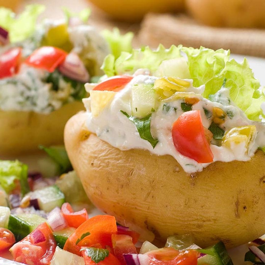 Patatas asadas rellenas de ensaladilla con pipirrana