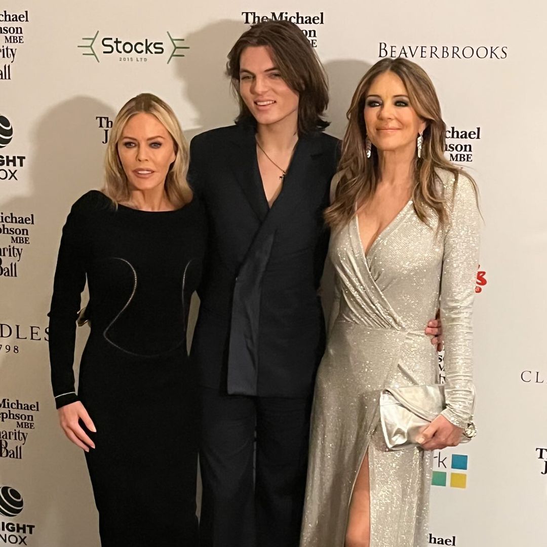 Elizabeth Hurley, la invitada más elegante junto a su hijo Damian con vestido plateado de 'strass' y estola de pelo