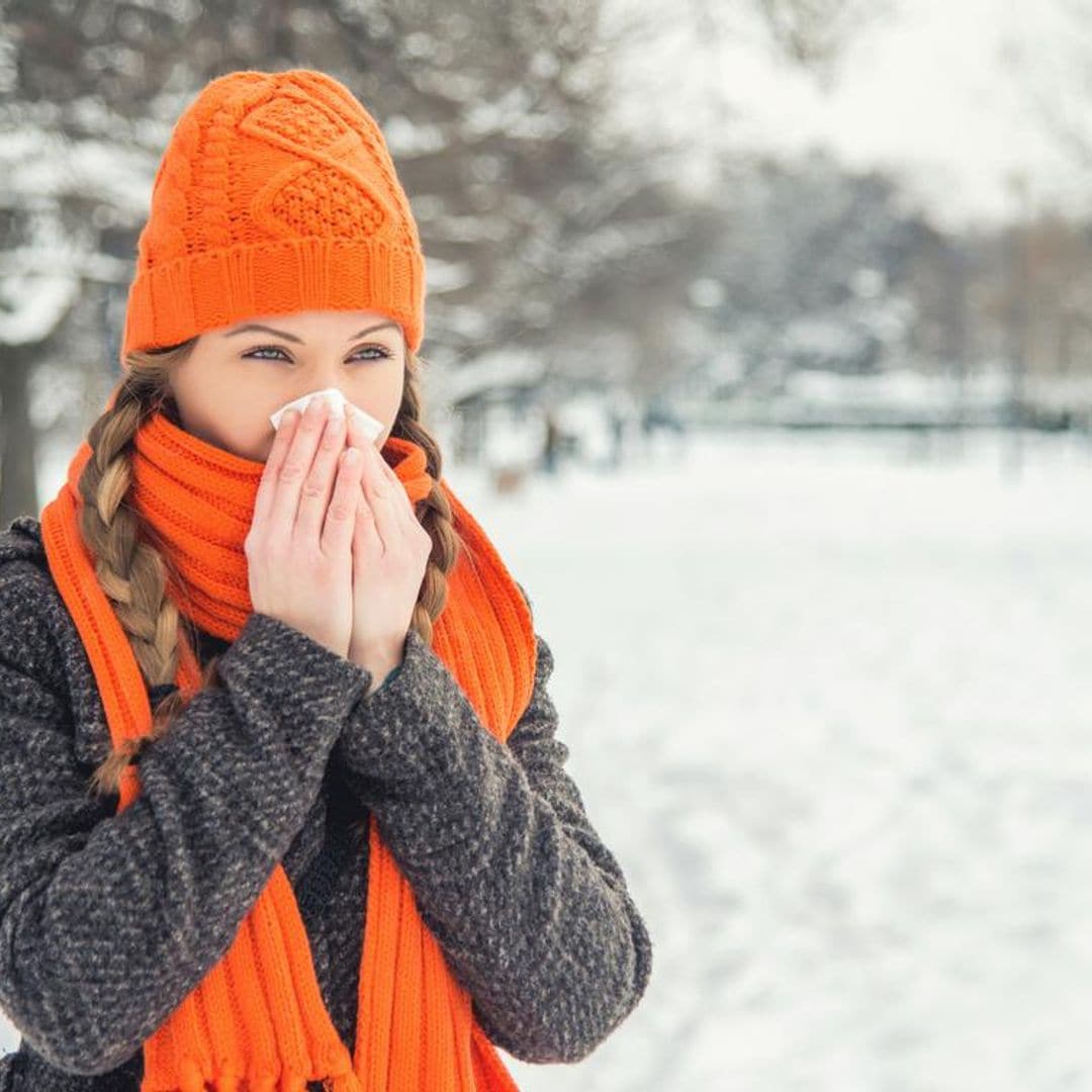 mujer con gripe en invierno