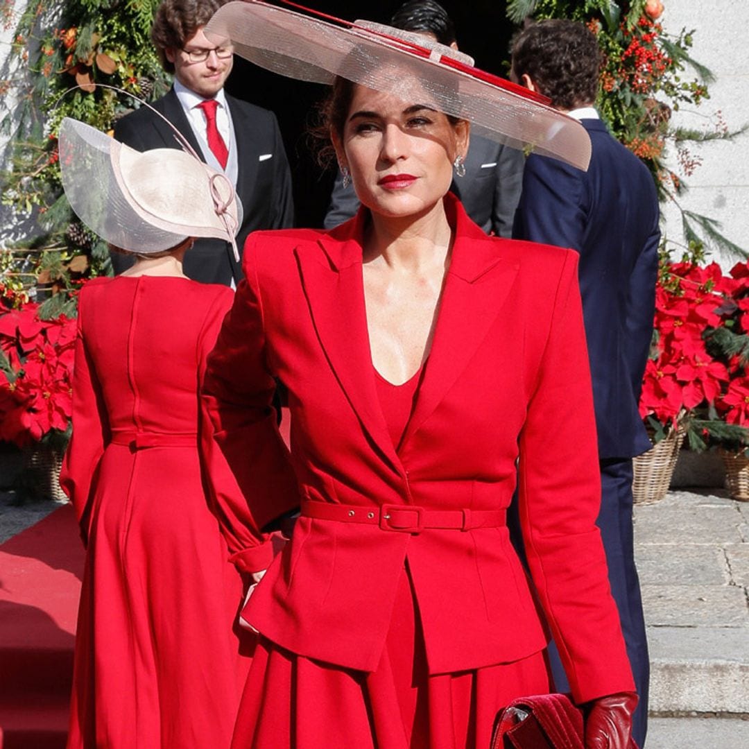 Lourdes Montes y Margarita Vargas coordinan sus looks de invitada con vestidos rojos y maxitocados