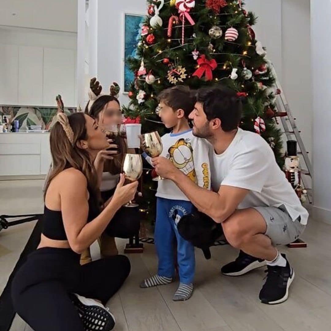 No te pierdas el divertido vídeo de Paula Echevarría poniendo el árbol de Navidad con sus dos hijos y Miguel Torres