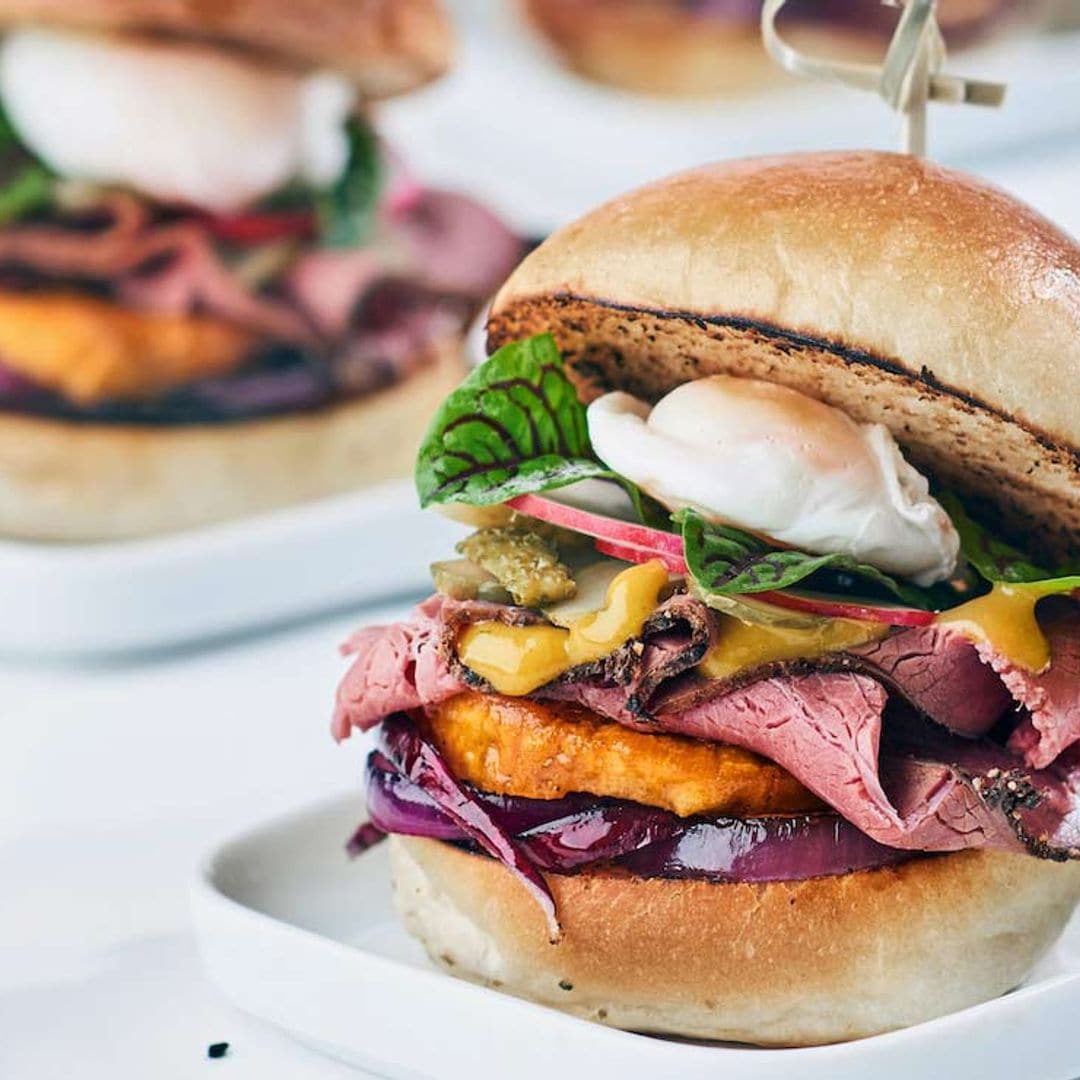 Mini hamburguesas con verduras asadas, pastrami y huevos de codorniz poché